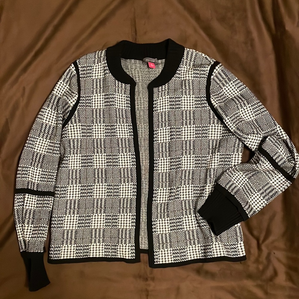 Vince camuto. Short open front cardigan. Size medium.